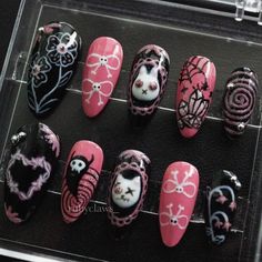 Scary Nail Ideas, Goth Kawaii Nails, October Nail Designs Short, Spooky Birthday Nails, Coquette Halloween Nails, Creepy Cute Nails, Emo Halloween Nails, Gloomy Nails, Sanrio Halloween Nails