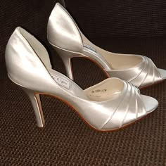 Elegant Kitten Heels, White Satin Heels, Bridal High Heels, Vintage Wedding Shoes, White Kitten Heels, Shoes Fancy, قلادات متدلية, Wedding Shoes Vintage, Pretty Heels