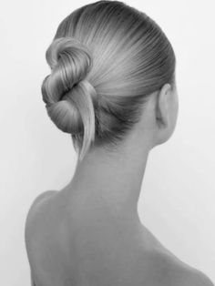 #cleangirl Sleek Bun, Clean Girl Aesthetic, Vogue Beauty, Signature Look, Clean Girl, White Aesthetic, Clean Beauty, Beauty Secrets, Maquillaje De Ojos