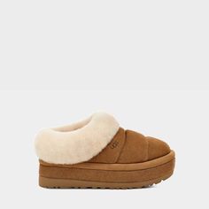 Shop the women's Tazzlita platform at ugg.com for FREE SHIPPING on full-priced orders! Cozy Slippers, Fashion Silhouette, Suede Slippers, Platform Clogs, Clog Slippers, Sheepskin Boots, Ugg Slippers, Slippers Cozy, Aesthetic Shoes