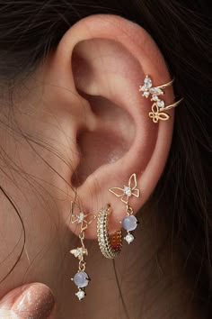 Earrings For Multiple Piercings, Gold Ear Piercings Aesthetic, Earring Inspo Gold, Ušný Piercing, Ear Piercings Ideas, Upper Ear Piercing, Pretty Piercings, Ear Peircings, Earring Inspo