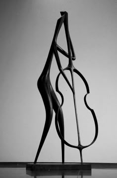 a black and white photo of a sculpture