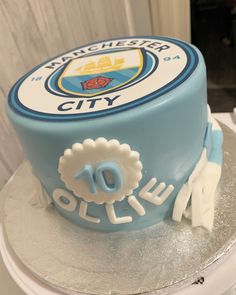 there is a cake that looks like it has the number 10 on it and blue frosting