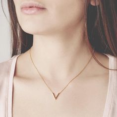 V Shaped Necklace, Gold Jewelry Design, Jewelry Necklace Simple, V Necklace, Tas Bahu, Neck Pieces Jewelry, Fancy Jewelry Necklace, Gold Jewelry Simple Necklace, Chevron Necklace