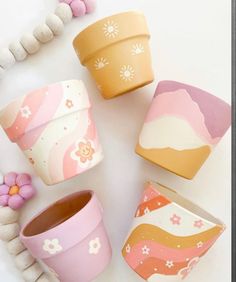 Yellow purple pink white light floral flower flowers stripes aesthetic pretty terracotta clay pretty Diy Pottery Painting, Painted Pots Diy, Tanah Liat, Pottery Painting Designs, Diy Pottery, Diy Crafts To Do, Easy Diy Art, Diy Clay Crafts, Fun Diy Crafts