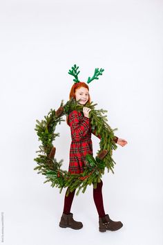 Funny Family Christmas Photos, Fun Christmas Photos, Christmas Editorial, Baby Christmas Photography, Xmas Fashion, Holiday Portraits, Girl Walking, Party Photoshoot