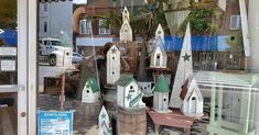 there are many bird houses in the window