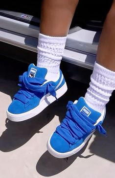 Blue And White Sneakers, Apps To Make Money, Zara Models, Modeling Poses, Preppy Shoes