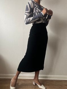 Black crushed velvet pencil skirt.  90s era. Label states UK 10. Estimated modern day XS (UK 6)  Midi length, high rise. Zipper and button closure. Good condition. Dimensions cm/inches Waist 64/ 25" Hip 88/ 34.6" Length 82/ 32.3" Model 158cm tall,  UK Size 8-10, S Velvet Pencil Skirt, High Rise Skirt, 90s Era, Love Clothing, Crushed Velvet, Midi Length, Vintage Black, Crayon, Favorite Outfit