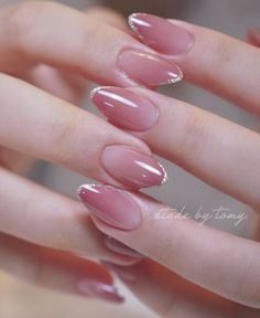 Korean Almond Nails Designs, Korean French Tip Nails, Douyin Nails Almond, Nails Douyin, Elegant Nail Polish, Douyin Nails, Metallic Nail Art, Simple Gel Nails