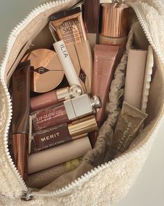 Makeup Contouring, Makeup Bag Essentials, Dream Vision Board, Smink Inspiration, Fancy Makeup, Luxury Makeup, Makeup Items, Lip Glow, Essential Bag