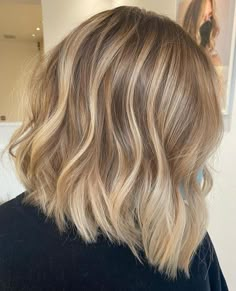 Deminsional Blonde Balayage, Dimensional Short Blonde Hair, Blonde Hair Color Ideas Easy Grow Out, Natural Short Blonde Hair, Bayalage For Short Hair, Short Dimensional Blonde Hair, Highlighted Blonde Bob, Golden Blonde Highlights Short Hair