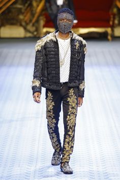 For the Culture: Wizkid in Dolce & Gabbana Spring 2019 Menswear Milan Collection Men Runway, Tinie Tempah, Dolce And Gabbana Runway, Fashion Logo Branding, Menswear Runway, Fashion Week 2018, Mens Spring Fashion, Cameron Dallas, Well Dressed Men