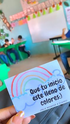 a person holding up a card with the words que tu incio est leno de colors