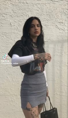 Grunge Denim Shorts Outfit, Gothic Streetwear Fashion, Outfits That Show Off Tattoos, Mesh Top Under Shirt Outfit, Alternative Spring Outfits, Classy Grunge Outfits, Simple Edgy Outfits, Summer Edgy Outfits, Grunge Chic Outfits