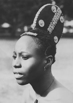 Nigerian Nostalgia Project Zulu Women, Traditional Hairstyle, African Dance, Portrait Vintage, African People, Head Piece, African History, Vintage Portraits, African Culture