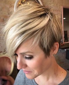 Blonde Balayage Pixie With Long Razored Bangs #WomensHaircutsToShowYourStylist Very Short Bangs, Very Short Pixie Cuts, Curly Pixie Hairstyles, Short Curly Pixie, Pixie Cut With Bangs, Short Blonde Haircuts, Blonde Pixie Cuts, Long Bangs, Short Hair Styles For Round Faces