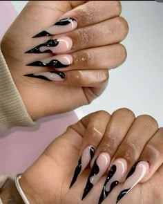 Nails Stilleto Inspiration, Stilleto Pinky Finger Nails, Black Nail Designs Birthday, Black Stilettos Nails, Cool Stiletto Nails, Black Nails Ideas Stiletto, Cute Stilletos Nails, Stelito Nails Designs, Black Jelly Nails Acrylic