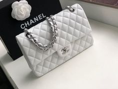 Description CC Classic HandBag White For Women 9.9in/25.5cm A01112 Rep 1:1 Measurements: 15.5 x 25.5 x 6.5 cm / 6 x 9.9 x 2.5 inches (Length x Width x Height) Chain White Silver-toned hardware Include dust bag. This product is of the best quality. Chanel Handbags Classic, Tas Bahu, Lv Bags, Classic Handbags, Brand Bags, Naha, Celine Bag, Gucci Bags, Sierra Leone