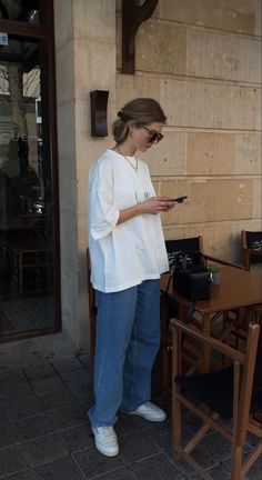 Oversize Look Style, Cool Minimalist Outfits, Oversized Shirt Jeans Outfit, Long Tshirt Outfit Jeans, Big Tshirt And Jeans Outfit, Summer Outfit Minimalistic, Oversized Spring Outfit, Outfits With White Tshirt, Big White Tshirt Outfits