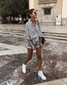 Best White Sneakers, White Sneakers Outfit, Denim Shorts Outfit, Overalls Outfit, Woman Walking, Outfits With Converse, Mode Casual