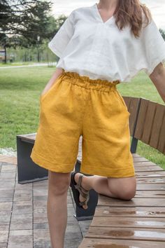 Knee Shorts Outfits Women, Knee Shorts Outfits, Linen Shorts Outfit Summer, Long Shorts For Women, Linen Shorts Outfit, Alt Summer Outfits, Vintage Summer Outfits, Modest Shorts, Linen Shorts Women