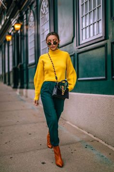 Gold Color Combinations Clothes, Green Sweater Outfit Fall, Green And Yellow Outfit Ideas, Emerald Clothes, Yellow Jumper Outfit, Yellow And Green Outfit, Green And Gold Outfit, Green And Yellow Outfit, Yellow Outfit Ideas