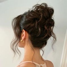 Messy wavy bun wedding hairstyle Curled French Twist, Low Curled Bun Wedding Hair, Loose Curl Updo Messy, Loose Bun Hairstyles Wedding, Loose Curled Updo, Bridesmaid Hairstyles Updo High, French Twist Brunette, Bride Hair High Bun, Loose High Bun Wedding Hair