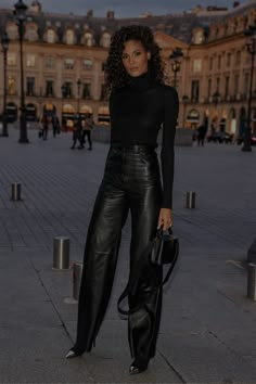 Classy Bar Outfit, Eclectic Outfits, Bar Outfits, Models Off Duty Style, Leather Pants Outfit, Chique Outfits, Looks Black