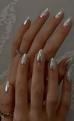 Nye Nails Solid Color, January Nails Metallic, Silver Irridescent Nails, Nye Aesthetics 2024, Silver Chrome Oval Nails, Mail Inspo Chrome, New Years Nail Designs Chrome, Chrome Sliver Nails, New Year Nails Chrome