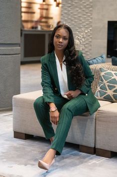 Handle Business Suit – Belle Business Wear Work Closet, Elegantes Outfit Damen, Professional Outfits Women, Stylish Work Attire, Green Suit, Business Wear, Classy Work Outfits, Looks Black, Professional Attire