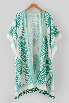 Uma super tendência momento nosso kimono é a peça perfeita para qualquer ocasião, da elegância atemporal com conforto e versatilidade. Com design clássico o kimono é atemporal, feito em tecido leve traz muito mais conforto e versatilidade para completar qualquer look. Use-o sobre roupas casuais, como um look de festa ou mesmo como uma peça de praia super elegante e despojada. As possibilidades são infinitas use e abuse da criatividade e vista-se livre e leve com muito estilo. Sobre o produto: Composição material: rayon Tamanho: Único (93cm comprimento/42cm manga). Recomendações:Lavar à mãoSempre use sabão / detergente neutroNão utilizar alvejante Não engomar. Design