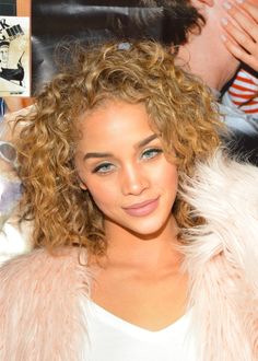 curls haircuts wavy ell magnificent sanders anais kola mali vashtie jourdan dunn gettyimages cuts Short And Curly Hairstyles, Medium Curly Haircuts, Best Curly Hairstyles, Medium Length Wavy Hair, Feminine Hairstyles, Bad Makeup, Jasmine Sanders, Eyeshadow For Blue Eyes