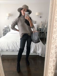 Sweater Tucking Tips & Tricks: How to Belt over a Dress Everlane Outfit, Outfits Turtleneck, Straight Jeans Outfit, Winter Sweater Outfits, Cashmere Turtleneck, Winter Sweater, Fashion Hacks Clothes