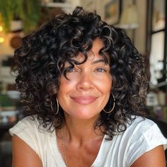 Curly Hair Parted To The Side, Fine Curly Hair Cuts Shoulder Length, Colors To Dye Curly Hair, 3b Curly Haircuts Medium, Curly Shoulder Length Hairstyles, Curly Layered Bob Mid Length, Round Curly Cut, Round Curly Haircut, Shoulder Length Curly Hair With Layers