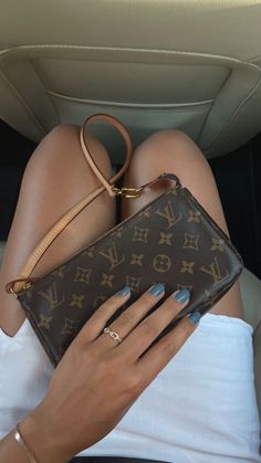 Vuitton Bag Outfit, Louis Vuitton Bag Outfit, Brown Luxury, Pochette Louis Vuitton, Sac Louis Vuitton, Lv Pochette, Bag Outfit