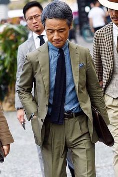 Dandy Fashion, Khaki Suit, Fashion Style Tips, Ankle Grazer Jeans, Der Gentleman, Mens Fashion Blog, Green Suit, Brown Suits, Green Olive