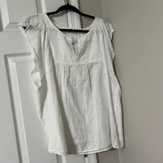 5 For $25 Gap White Sleeveless Cotton Top Gap V-neck Summer Tops, Sleeveless Gap Tops For Daywear, Gap Summer Blouse For Daywear, Gap Sleeveless Tank Top For Summer, Gap Spring Tank Top, Casual Sleeveless Tops By Gap, Sleeveless Gap Tank Top For Summer, Gap Summer Tank Top, Casual Sleeveless Gap Tops