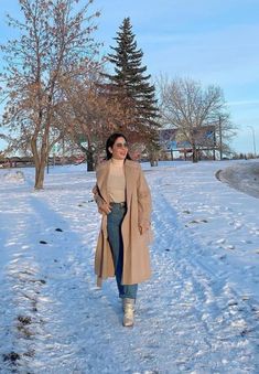 Mountain Look Outfit Winter, Dresses For Manali Trip, Kashmir Look For Women, Kashmir Clothes Style, Pakistan Winter Fashion, Kashmir Ootd Winter, Honeymoon Dress For Women In Winter, Dress For Kashmir Trip, Switzerland Dress Style