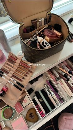 Prom Eye Makeup Tutorial, Makeup Routine Simple, Trendy Eye Makeup, Eye Makeup Guide, Makeup Collection Goals, Makeup Bag Essentials, Makeup Drawer, Eye Makeup Pictures, Makeup Guide