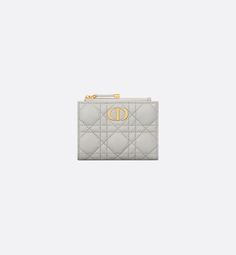 The Dior Caro Dahlia wallet displays the iconic Cannage topstitching in a contemporary variation. Crafted in cloud gray supple calfskin, it has a CD signature on the front. The chic and spacious companion can be coordinated with other bags from the same line..