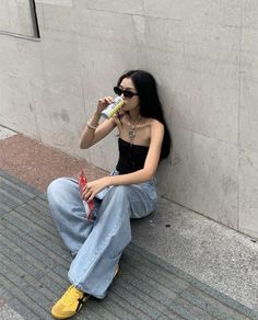 Bangkok Ootd, Lazy Pose, Hongkong Outfit, Bangkok Outfit, French Girl Aesthetic, Chic Outfits Classy, Easy Diy Clothes, Pose Idea, Girl Boss Style