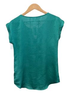 Brand: EXPRESS Style: BLOUSE SLEEVELESS Color: EMERALD Size: XS Other Info: 100%POLYESTER SKU: 129-5941-9030 CONDITION: GENTLY USED Casual Green Sleeveless Top, Spring Green Crew Neck Tank Top, Summer Green Blouse With Crew Neck, Green Crew Neck Blouse For Summer, Fitted Green Tank Blouse, Casual Green Summer Blouse, Casual Green Tank Top, Casual Green Tops For Summer, Green Crew Neck Top For Beach