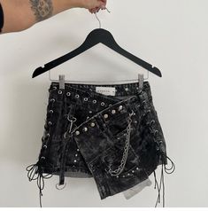 Western Winter Fashion, Black Mini Skirts, Winter Fashion For Women, Western Winter, Chain Skirt, Denim Diy, Estilo Punk, Upcycled Fashion