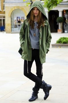 #streetstyle #style #fashion #olive #army #green Rainy Day Outfits, Army Jacket, Raincoats For Women, Outfit Trends, Rainy Day Outfit, Mode Inspiration, Green Jacket