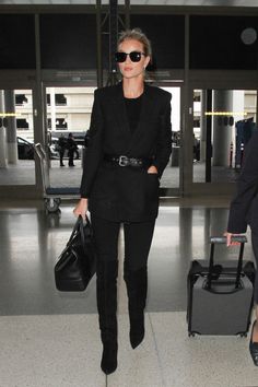 Chic Airport Outfit, Rosie Huntington Whiteley Style, Christmas Outfit Ideas, Rosie Huntington, Casual Chique, Sophisticated Outfits, Wearing All Black, Huntington Whiteley, Elegante Casual