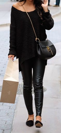 all black casual outfit: leather pants, oversized sweater, chloe drew bag Elegante Outfits, Chloe Drew Bag, Look Legging, 2022 Style, Wearing All Black, Black Leather Pants, Black Outfits, Black Clothing, Outfits Black