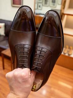 Formal Leather Cap-toe Oxford Shoes for Men Oxford Shoes For Men, Alligator Shoes, Crocodile Shoes, Bespoke Shoes, Crocodile Bags, Oxford Shoes Men, Leather Skin, Leather Cap, Shoes Loafers