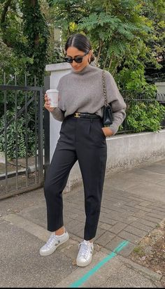 look com calça alfaiataria preta| look com alfaiataria e tênis| look com sueter cinza| look com tricôt e alfaiataria| look elegante| look casual| Outfit Zapatillas, Fest Outfits, Outfit Chic, Business Outfits Women