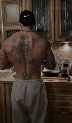 nicolas russo | the sweetest oblivion Men With Muscles And Tattoos, Tattoo Muscle Men, Knee Tattoo Men, Back Tattoo Men, Tattoo Knee, Tatto Boys, Tatted Men